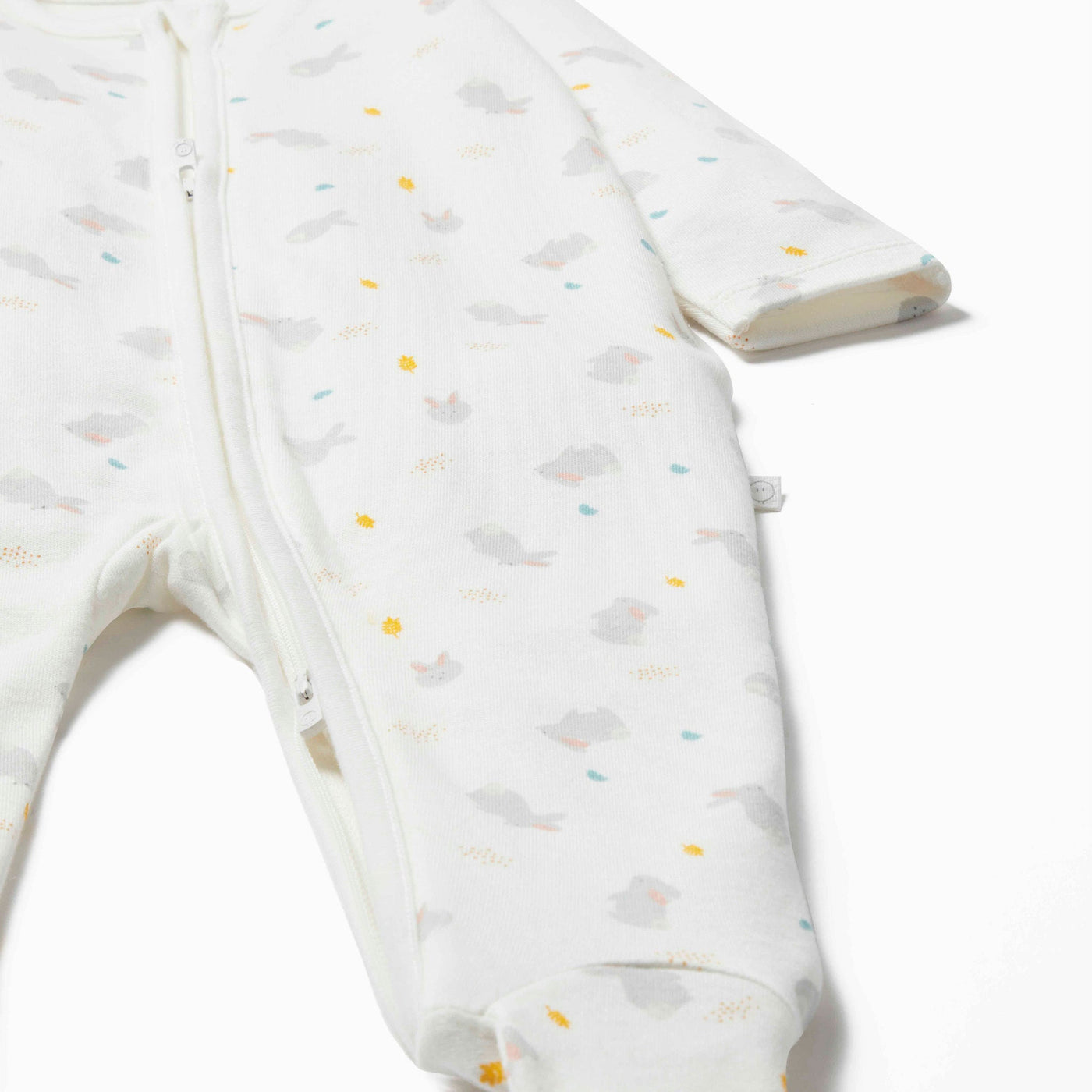 flatlay_roundel_2way_zip              