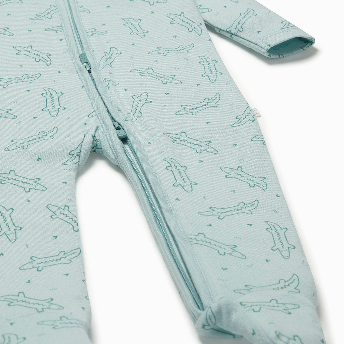 flatlay_roundel_2way_zip        