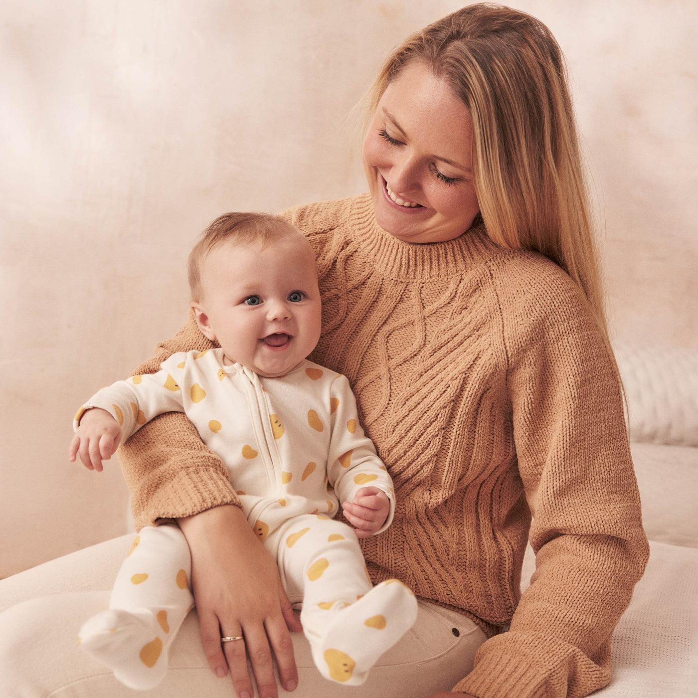 flatlay_roundel_signature_fabric