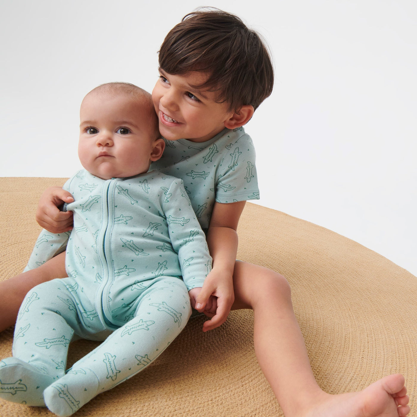 flatlay_roundel_2way_zip        